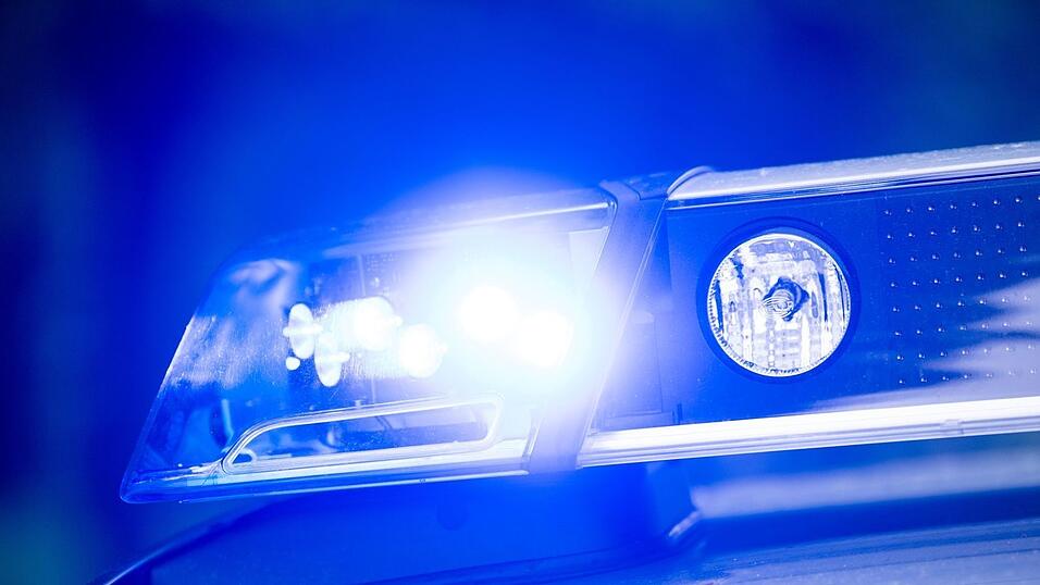 Die Polizei h&auml;lt einen Kleintransporter auf der A9 an. (Symbolbild)