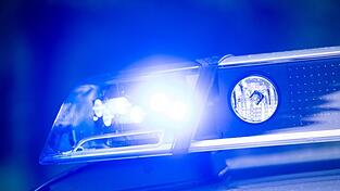 Die Polizei h&auml;lt einen Kleintransporter auf der A9 an. (Symbolbild)