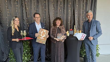 Voller Vorfreude und Erwartung auf das Erlebnisdinner: (v. l.) Corinna Graf vom Serviceteam der Stadthallen, Oberbürgermeister Dr. Christian Moser, Sabine Saxinger und Andreas Höhn, beide Stadthallen-Geschäftsführer. Voller Vorfreude und Erwartung auf das Erlebnisdinner: (v. l.) Corinna Graf vom Serviceteam der Stadthallen, Oberbürgermeister Dr. Christian Moser, Sabine Saxinger und Andreas Höhn, beide Stadthallen-Geschäftsführer.