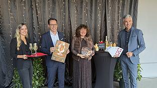 Voller Vorfreude und Erwartung auf das Erlebnisdinner: (v. l.) Corinna Graf vom Serviceteam der Stadthallen, Oberbürgermeister Dr. Christian Moser, Sabine Saxinger und Andreas Höhn, beide Stadthallen-Geschäftsführer. Voller Vorfreude und Erwartung auf das Erlebnisdinner: (v. l.) Corinna Graf vom Serviceteam der Stadthallen, Oberbürgermeister Dr. Christian Moser, Sabine Saxinger und Andreas Höhn, beide Stadthallen-Geschäftsführer.