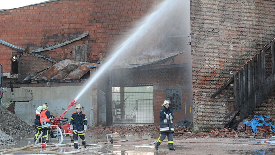 Großbrand einer ehemaliegen Ziegelei in Straubing. (Foto: Ulli Scharrer) Großbrand einer ehemaliegen Ziegelei in Straubing. (Foto: Ulli Scharrer)