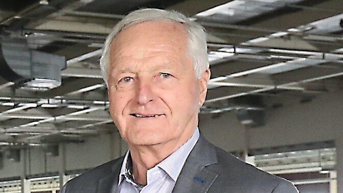 Hans Eller auf dem Hitachi-Gelände, Ort eines seiner aktuellen Projekte. Hans Eller auf dem Hitachi-Gelände, Ort eines seiner aktuellen Projekte.