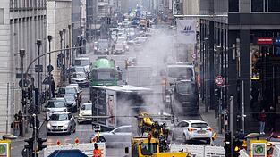 Für einen Stau reicht es noch leicht, doch die Zahl der Autos in Berlin ist 2024 gesunken. (Archivbild)