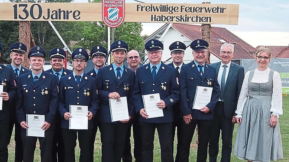 F&uuml;r 40 und 25 Jahre aktiven Feuerwehrdienst geehrt.