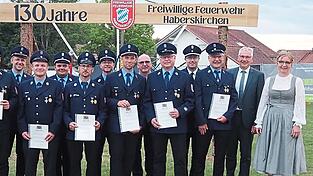 Für 40 und 25 Jahre aktiven Feuerwehrdienst geehrt. Für 40 und 25 Jahre aktiven Feuerwehrdienst geehrt.