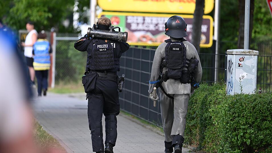 Die Spezialkräfte rücken nach dem Großeinsatz in Regensburg wieder ab. Die Spezialkräfte rücken nach dem Großeinsatz in Regensburg wieder ab.