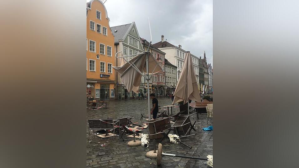 Ganz schöner Flurschaden: So sah es in der Landshuter Innenstadt aus, nachdem der kurze, aber heftige Sturm durchgezogen war. Ganz schöner Flurschaden: So sah es in der Landshuter Innenstadt aus, nachdem der kurze, aber heftige Sturm durchgezogen war.