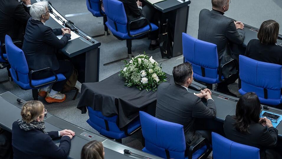 Mit einem Gesteck wurde in der vergangenen Sitzungswoche im Bundestag des gestorbenen Abgeordneten Carsten Tr&auml;ger (SPD) gedacht.