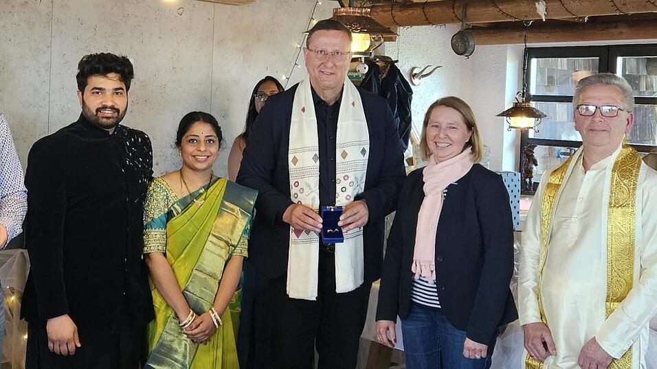 Der Tausch der Ringe erfolgte in Anwesenheit von B&uuml;rgermeister Markus M&uuml;ller und seiner Frau Marion.