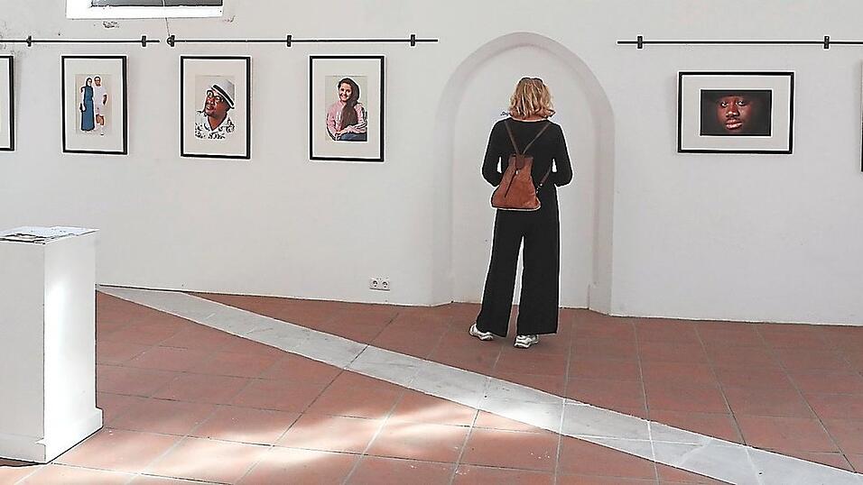 Berührende Porträtfotos von Flüchtlingen präsentierte der Landshuter Fotograf Thomas Ratjen in der Rochuskapelle unter dem Titel 'Dignity - Dignité - Würde'.