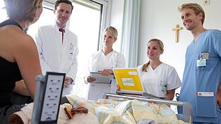 Prof. Dr. Herr (links) hat als Onkologe t&auml;glich mit verschiedensten Krebserkrankungen zu tun.