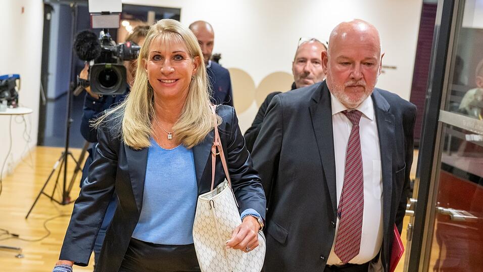 Karin Baumüller-Söder, hier mit ihrem Anhörungsbeistand, sagte aus, dass sie 'strikt und seit Jahren' Unternehmen und Politik auseinanderhalte. Karin Baumüller-Söder, hier mit ihrem Anhörungsbeistand, sagte aus, dass sie 'strikt und seit Jahren' Unternehmen und Politik auseinanderhalte.