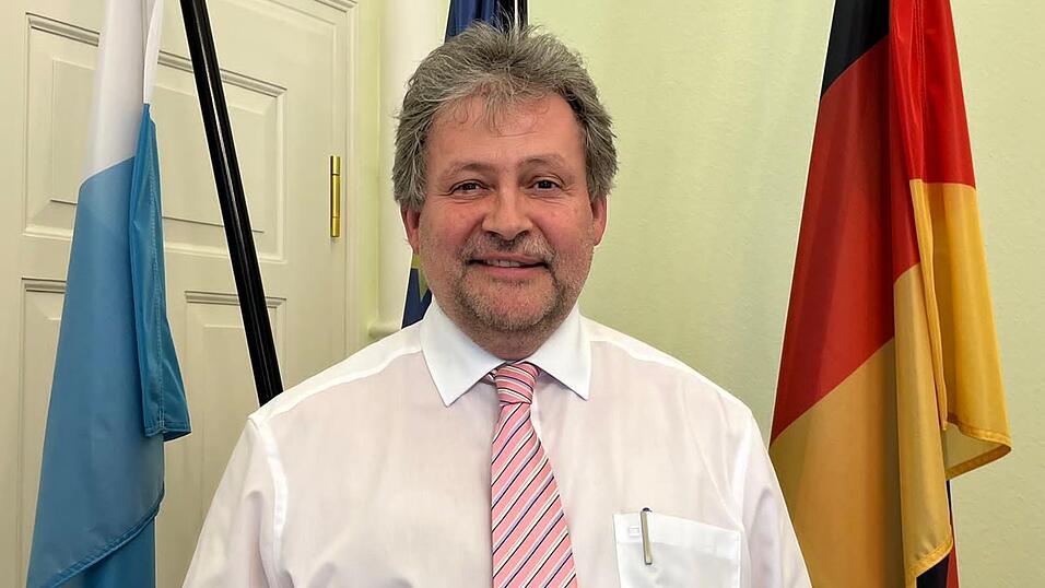 J&uuml;rgen Sommer an einem seiner letzten Tage als B&uuml;rgermeister im Donaustaufer Rathaus. Zum Mai &uuml;bernimmt Wolfgang Vogel.