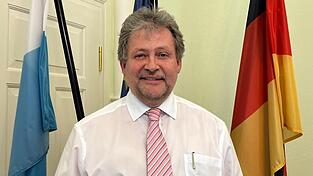 J&uuml;rgen Sommer an einem seiner letzten Tage als B&uuml;rgermeister im Donaustaufer Rathaus. Zum Mai &uuml;bernimmt Wolfgang Vogel.