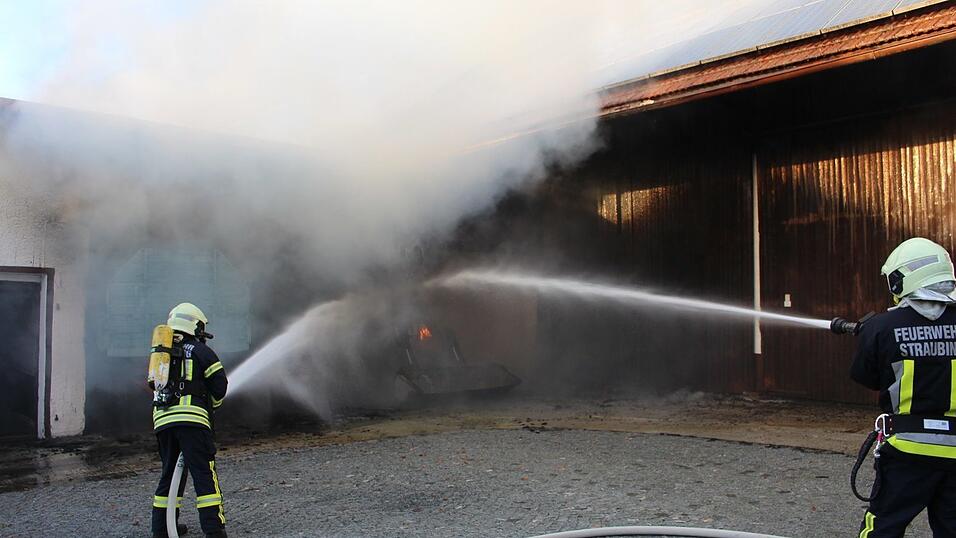 Feuerwehreinsatz in Straubing: Dort ist am Samstagnachmittag eine Scheune in Brand geraten.
