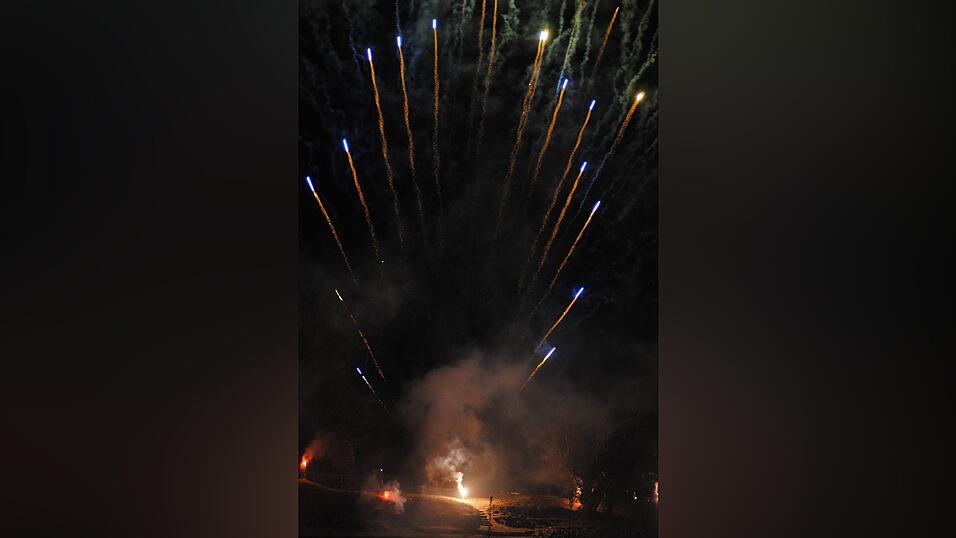 Mit einem bunten Feuerwerk wird die Lampionfahrt 2022 gefeiert.