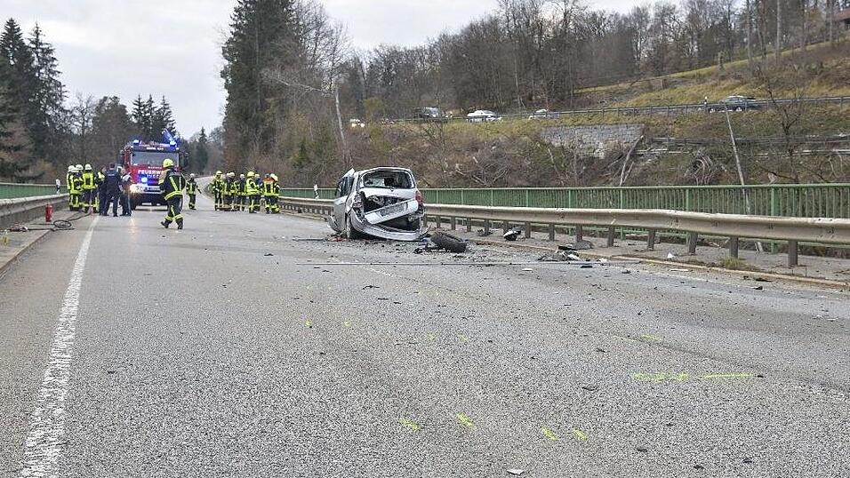 Bei einem Unfall auf der Staatsstraße 2622 in Hutthurm starb eine 59-jährige Frau, ein 55-Jähriger wurde schwer verletzt. Bei einem Unfall auf der Staatsstraße 2622 in Hutthurm starb eine 59-jährige Frau, ein 55-Jähriger wurde schwer verletzt.