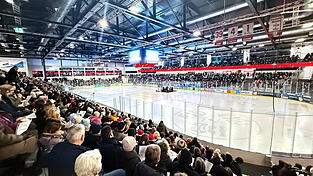 Bestens besucht war die Eishalle am Montagabend. Bestens besucht war die Eishalle am Montagabend.