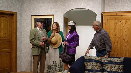 Eigentlich sollte das Wohnzimmer der Familie Schlicht urlaubsbedingt leer stehen. Warum es dennoch voller Leben ist, zeigen die Schauspieler der Kolpingb&uuml;hne in &bdquo;Urlaub auf Balkonien&ldquo;.