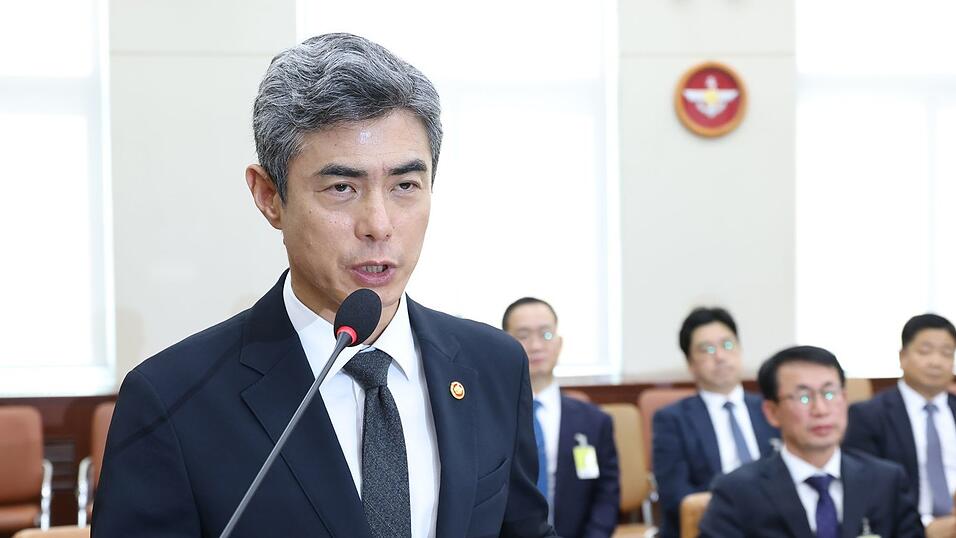 Südkoreas Verteidigungsminister Kang Shin Chul geht davon aus, dass eine von Nordkorea verlegte Mine eine Explosion ausgelöst hat, bei der drei südkoreanische Soldaten verletzt wurden. Südkoreas Verteidigungsminister Kang Shin Chul geht davon aus, dass eine von Nordkorea verlegte Mine eine Explosion ausgelöst hat, bei der drei südkoreanische Soldaten verletzt wurden.