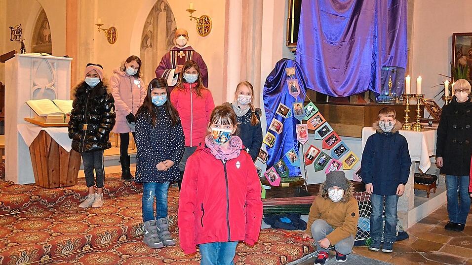 Ein Schiff mit den Bildern aller Erstkommunionkinder wurde seitlich im Altarraum der Pfarrkirche von den Tischmüttern mit Pastoralreferentin Heike Kellner aufgestellt. Ein Schiff mit den Bildern aller Erstkommunionkinder wurde seitlich im Altarraum der Pfarrkirche von den Tischmüttern mit Pastoralreferentin Heike Kellner aufgestellt.