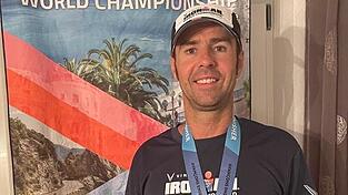 Gerhard Diel mit der Finisher-Medaille - der 45-Jährige ist stolz auf seine Leistung, will aber noch besser werden.