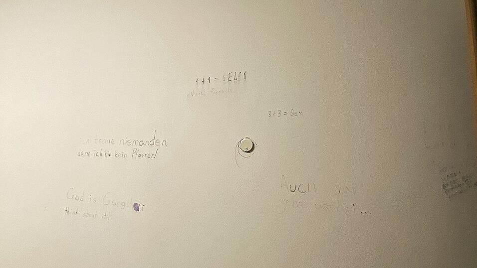 An die Wände der Akutzelle auf E1 hat ein Patient seine Gedanken gekritzelt. '1+1 = Elf' steht da, darunter 'mit viel Fantasie'. Ganz groß rechts unten: 'Auch das geht vorbei ...' An die Wände der Akutzelle auf E1 hat ein Patient seine Gedanken gekritzelt. '1+1 = Elf' steht da, darunter 'mit viel Fantasie'. Ganz groß rechts unten: 'Auch das geht vorbei ...'