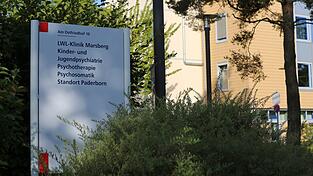 Der Angriff geschah in einer LWL-Fachklinik in Paderborn. Der Gesundheitszustand der angegriffenen 24-Jährigen hat sich nach dem Angriff laut Polizei verbessert. Die mutmaßliche 13-jährige Täterin wurde inzwischen woanders untergebracht.