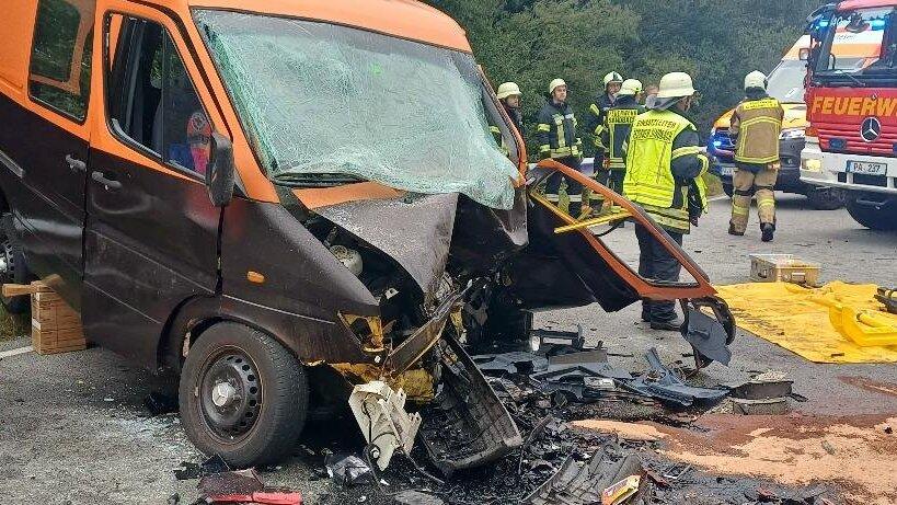 Die Motorhaube des Kleintransporters ist komplett zerstört. Die Motorhaube des Kleintransporters ist komplett zerstört.