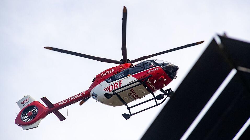 Mit einem Rettungshubschrauber wird das Mädchen in eine Klinik geflogen. (Symbolbild) Mit einem Rettungshubschrauber wird das Mädchen in eine Klinik geflogen. (Symbolbild)