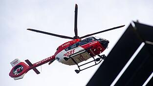 Mit einem Rettungshubschrauber wird das Mädchen in eine Klinik geflogen. (Symbolbild)
