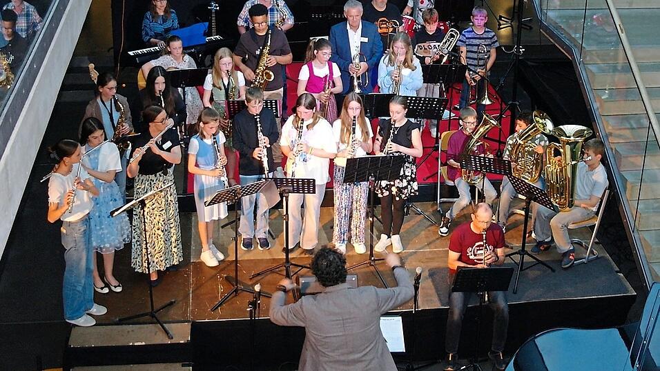 Ganz sch&ouml;n voll auf der B&uuml;hne in der Aula der Realschule Rottenburg: Die Mitglieder der Big Band mit Sch&uuml;lern, Lehrern aus anderen Fachbereichen und Freunden der Schule.