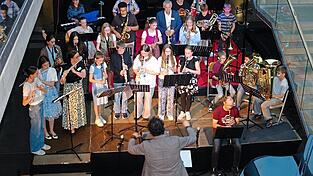 Ganz sch&ouml;n voll auf der B&uuml;hne in der Aula der Realschule Rottenburg: Die Mitglieder der Big Band mit Sch&uuml;lern, Lehrern aus anderen Fachbereichen und Freunden der Schule.