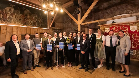 Rundum zufrieden waren die neuen Fachkräfte, aber auch die Gäste aus Handwerk, Schulwesen und Politik nach der Freisprechung in der Tafernwirtschaft Schönbrunn.