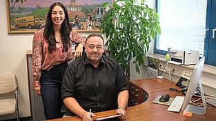 Roxanne und Daniel Ruscheinsky in einem Büro im Businesspark im Regensburger Stadtosten. Im RTL-Format Undercover Boss mussten sie Klos putzen, Sandwiches belegen und Nachtschichten schieben. Roxanne und Daniel Ruscheinsky in einem Büro im Businesspark im Regensburger Stadtosten. Im RTL-Format Undercover Boss mussten sie Klos putzen, Sandwiches belegen und Nachtschichten schieben.