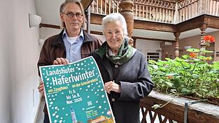 Keramiker Wolfgang Sturm und Monika Wohlgemuth mit dem Plakat des Haferlwinters. Er beginnt am nächsten Freitag. Keramiker Wolfgang Sturm und Monika Wohlgemuth mit dem Plakat des Haferlwinters. Er beginnt am nächsten Freitag.