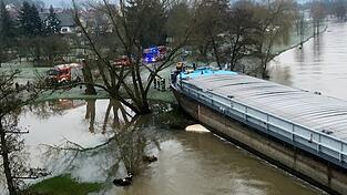 Ein 105 Meter langes G&uuml;terschiff hat sich am 26.02.2016 bei Lohr am Main im Landkreis Main-Spessart (Bayern) an einer Br&uuml;cke quergestellt und ist auf Land gelaufen.