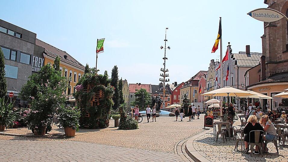 Fast wie im Urlaub kann sich der Chamer Marktplatz an einem heißen Sommertag anfühlen. Fast wie im Urlaub kann sich der Chamer Marktplatz an einem heißen Sommertag anfühlen.