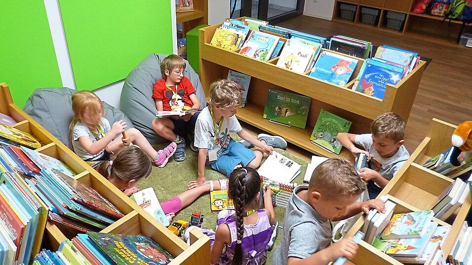 Kinder nutzen die neue 'Kuschelecke' in der Marktbücherei sehr rege.
