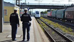 Ein Lokführer alarmierte die Bundespolizei über den Vorfall. (Symbolbild)
