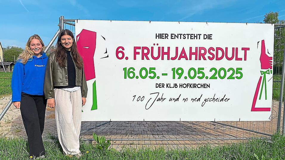 Noch steht hier nur das Schild - bald wird es ein Festzelt sein. Lisa Neumeier (l.) und Katharina Fr&ouml;mmel von der KLJB Hofkirchen sind zwei der Organisatorinnen der diesj&auml;hrigen Fr&uuml;hjahrsdult in Haimelkofen.