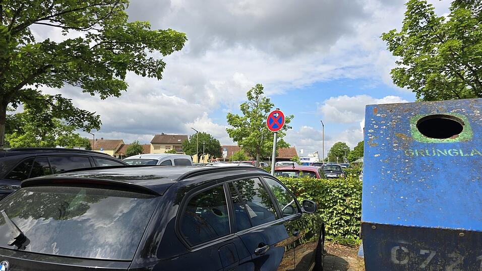 Eigentlich gilt hier absolutes Halteverbot - dennoch stehen dort immer wieder Fahrzeuge. Eigentlich gilt hier absolutes Halteverbot - dennoch stehen dort immer wieder Fahrzeuge.