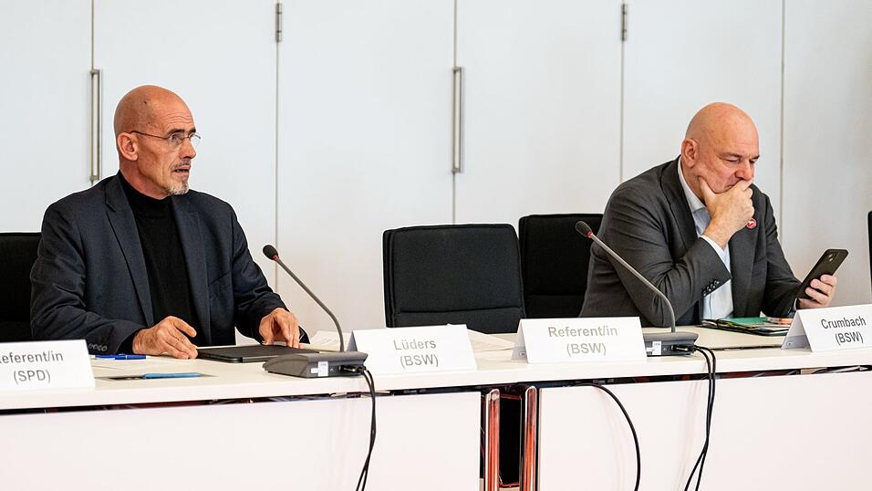 Brandenburgs BSW-Fraktionschef Niels-Olaf Lüders und BSW-Finanzminister Robert Crumbach sind sich nicht einig über die Medienstaatsverträge. Brandenburgs BSW-Fraktionschef Niels-Olaf Lüders und BSW-Finanzminister Robert Crumbach sind sich nicht einig über die Medienstaatsverträge.