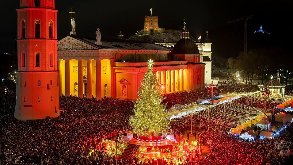 Der nationale Weihnachtsbaum beeindruckt mit einem jährlich neu gestalteten Lichtkonzept, das die litauische Hauptstadt in der Adventszeit erstrahlen lässt. (Archivbild) Der nationale Weihnachtsbaum beeindruckt mit einem jährlich neu gestalteten Lichtkonzept, das die litauische Hauptstadt in der Adventszeit erstrahlen lässt. (Archivbild)
