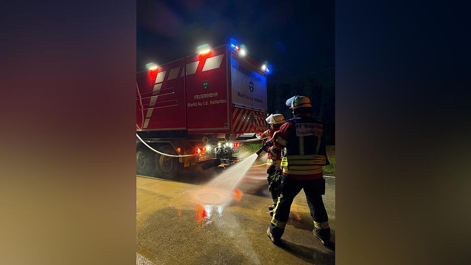 Die Feuerwehrler reinigten die Straße. Die Feuerwehrler reinigten die Straße.