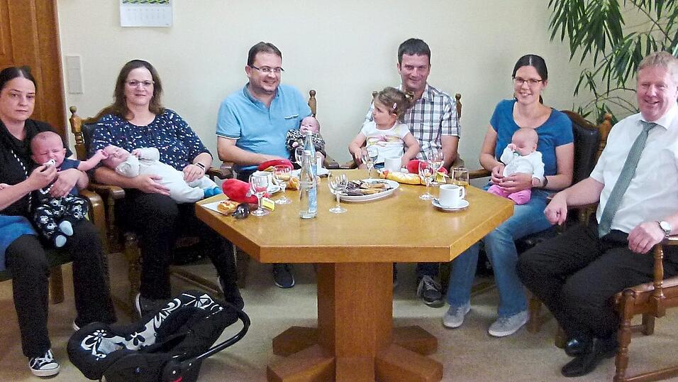 B&uuml;rgermeister Herbert Bauer hie&szlig; die j&uuml;ngsten Stamsrieder mit ihren Eltern willkommen.