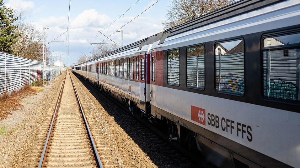 Ein Eurocity-Zug auf der Strecke Zürich-München ist wegen einer Rauchentwicklung geräumt worden. (Archivbild) Ein Eurocity-Zug auf der Strecke Zürich-München ist wegen einer Rauchentwicklung geräumt worden. (Archivbild)