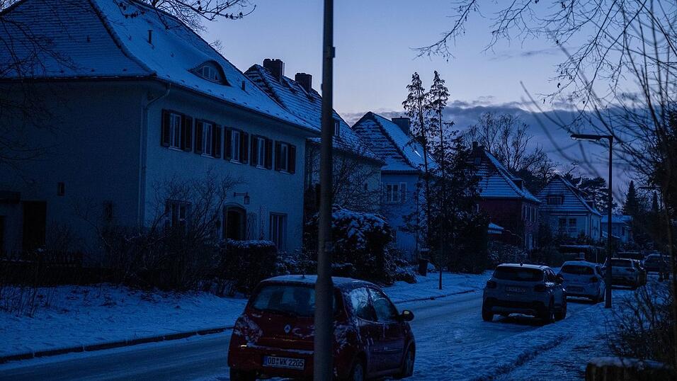 Viele Haushalte im Südwesten Berlins sind die dritte Nacht in Folge ohne Strom. Viele Haushalte im Südwesten Berlins sind die dritte Nacht in Folge ohne Strom.