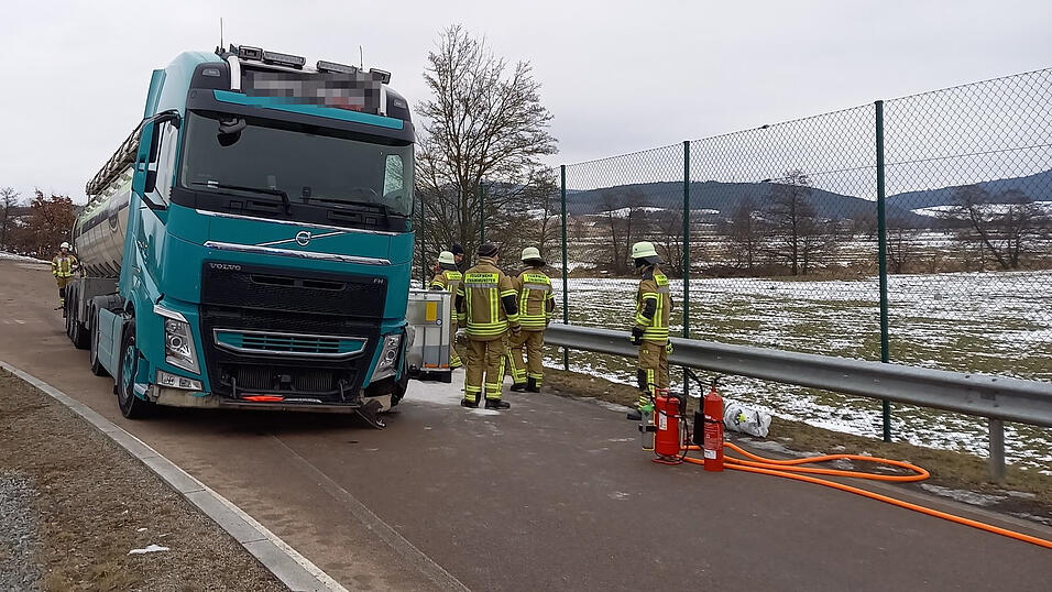 Der Lkw kommt erst am Ende des Rastplatzes zum Stehen.
