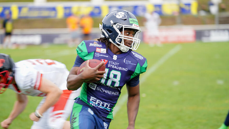 Gegen die Hurricanes müssen sich die Straubing Spiders um Wide Receiver Ovie Bazunu trotz großem Kampf geschlagen geben. Gegen die Hurricanes müssen sich die Straubing Spiders um Wide Receiver Ovie Bazunu trotz großem Kampf geschlagen geben.